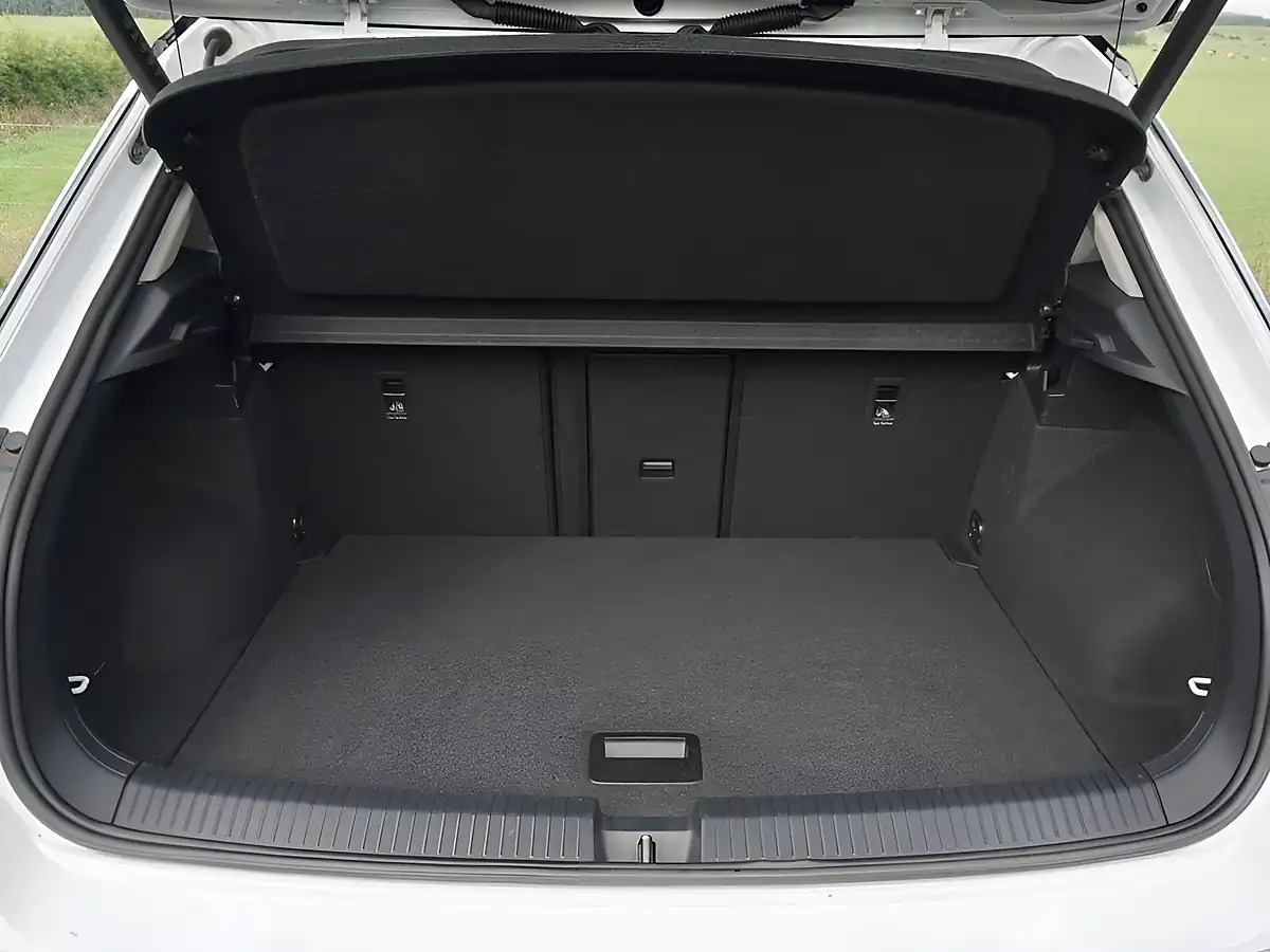 Used 2021 Volkswagen T-Roc Sel White - Interior and Exterior details 16