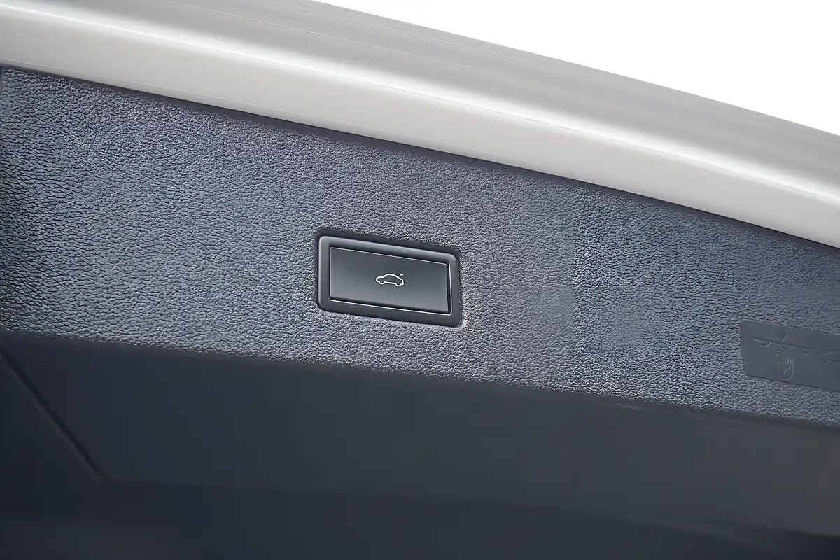 Used 2021 Volkswagen T-Roc Sel White - Interior and Exterior details 18