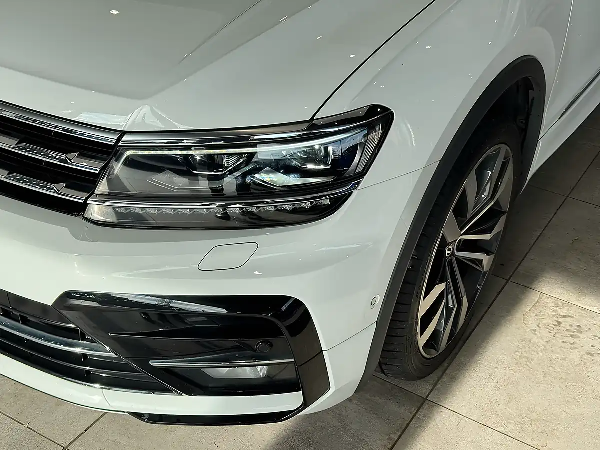 Used 2021 Volkswagen Tiguan Allspace R-Line Tech White - Interior and Exterior details 4