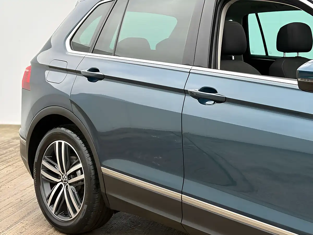 Used 2021 Volkswagen Tiguan Elegance Nightshade Blue - Interior and Exterior details 9