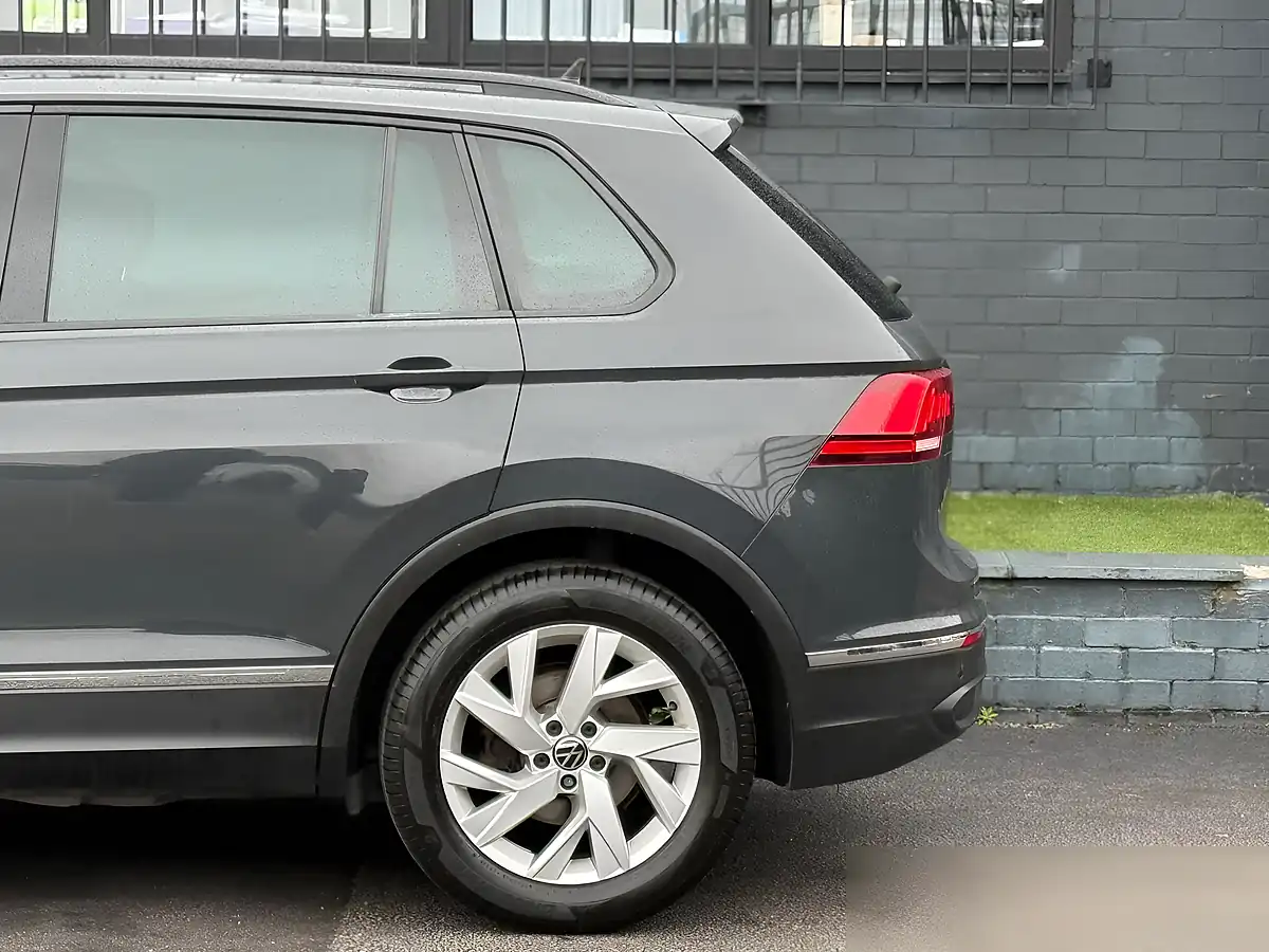 Used 2021 Volkswagen Tiguan Life Grey - Interior and Exterior details 11
