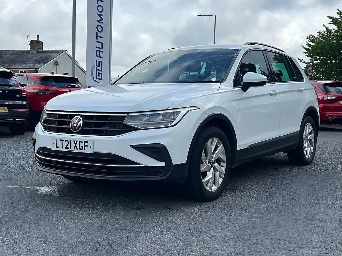 Used 2021 Volkswagen Tiguan Life Pure White - Front View