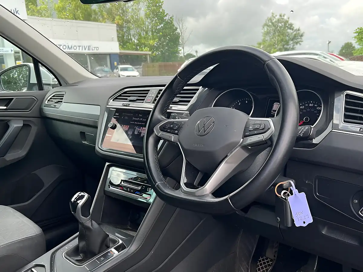 Used 2021 Volkswagen Tiguan Life Pure White - Interior and Exterior details 18