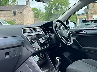 Used 2021 Volkswagen Tiguan Life Pure White - Interior and Exterior details 19
