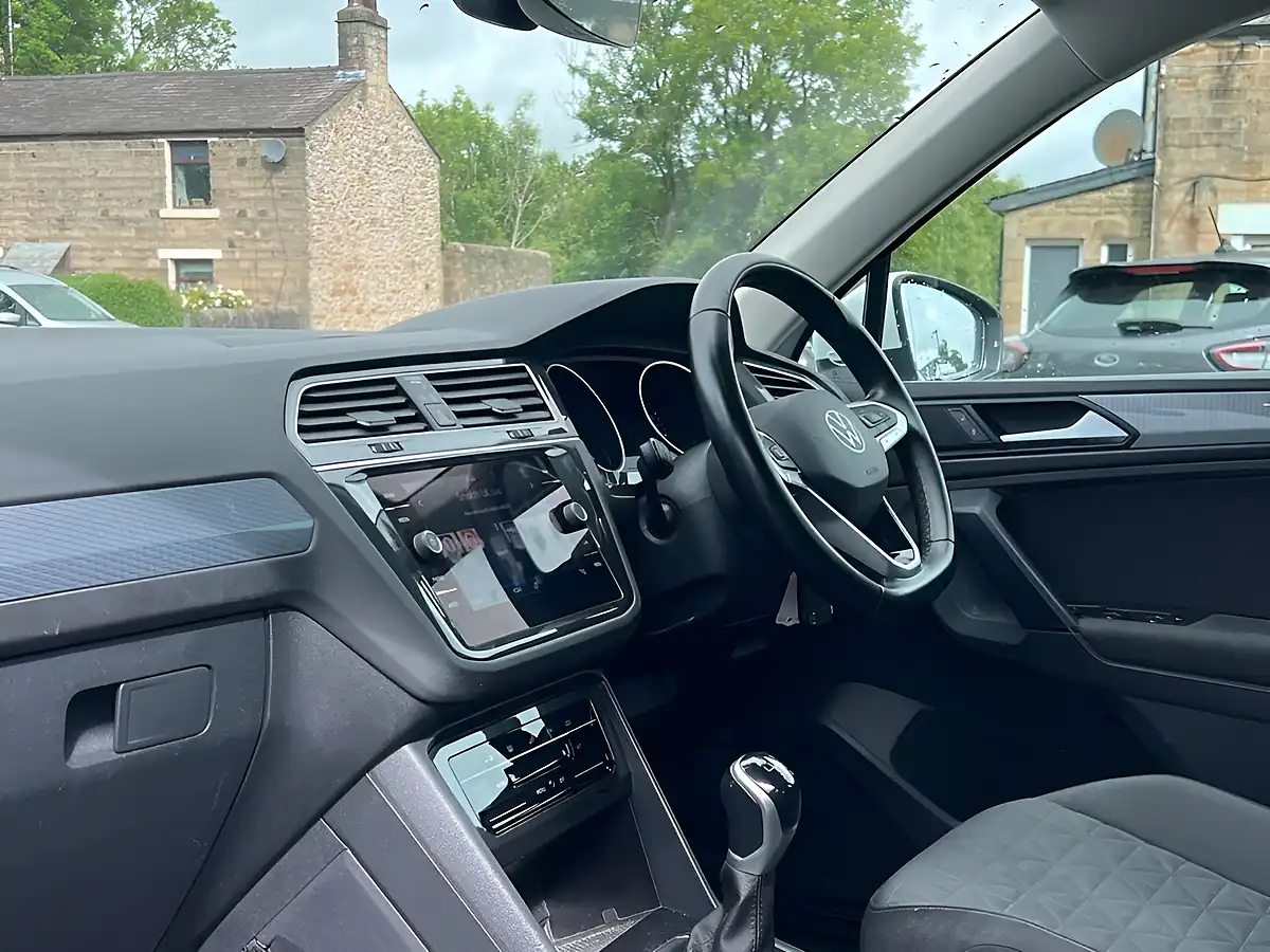 Used 2021 Volkswagen Tiguan Life Pure White - Interior and Exterior details 19