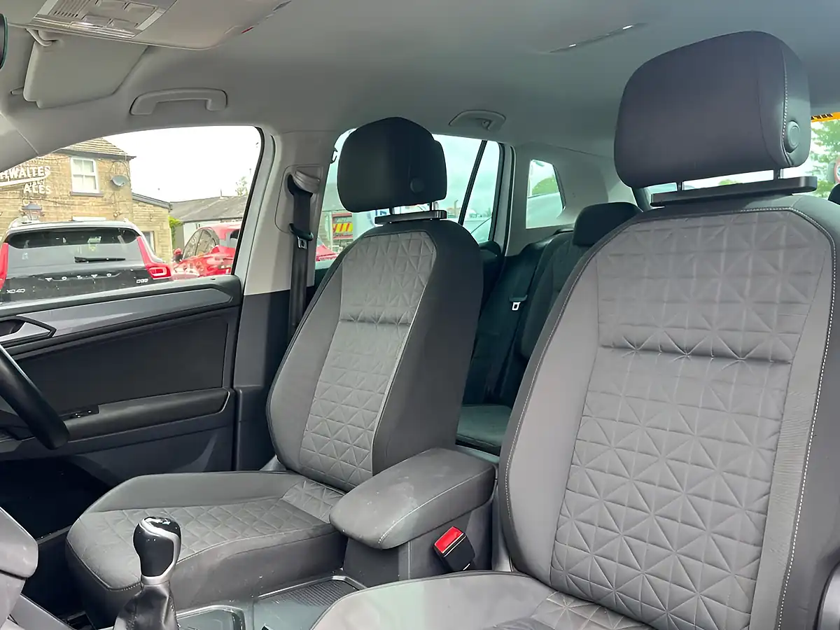 Used 2021 Volkswagen Tiguan Life Pure White - Interior and Exterior details 20