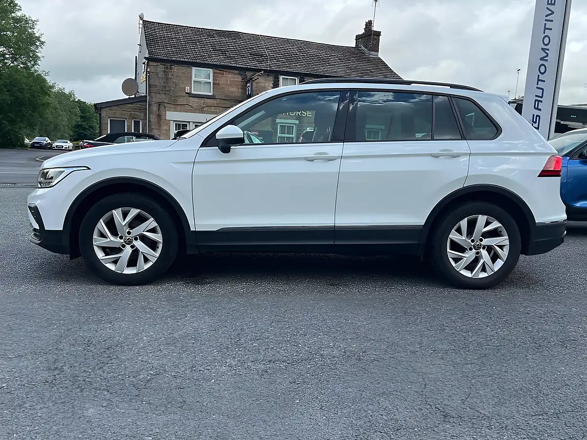 Used 2021 Volkswagen Tiguan Life Pure White - Interior and Exterior details 5