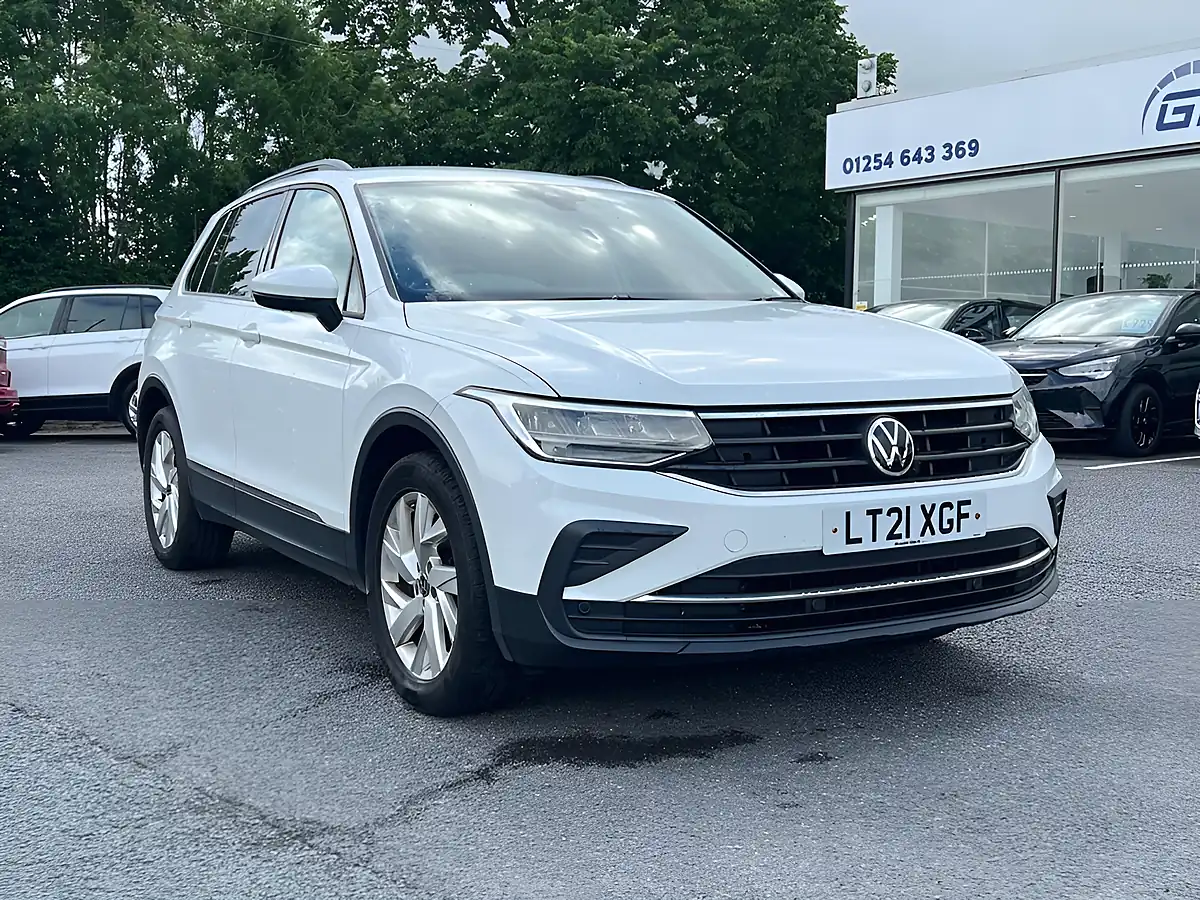 Used 2021 Volkswagen Tiguan Life Pure White - Interior and Exterior details 8