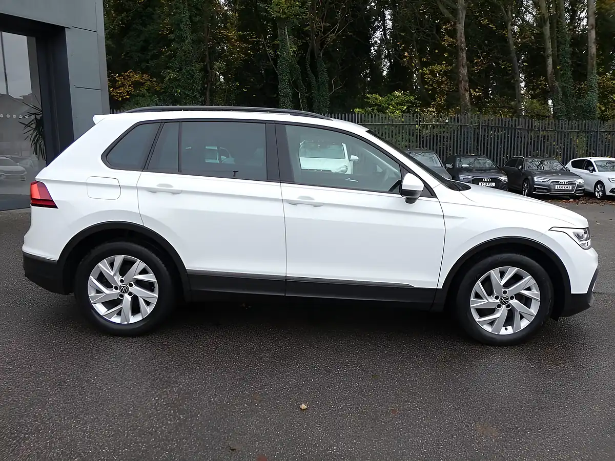 Used 2021 Volkswagen Tiguan Life Pure White - Interior and Exterior details 10