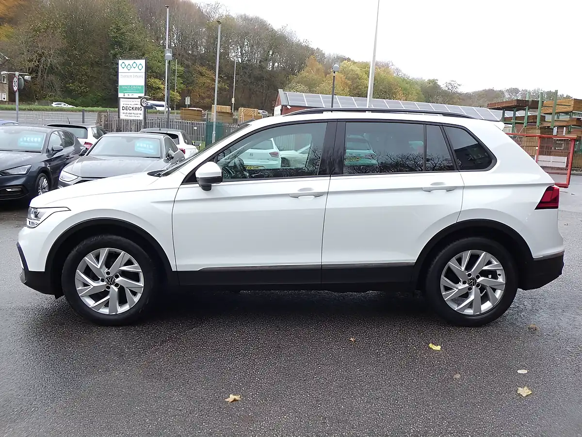 Used 2021 Volkswagen Tiguan Life Pure White - Interior and Exterior details 11