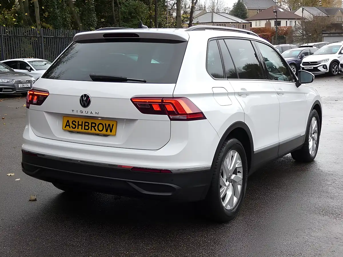 Used 2021 Volkswagen Tiguan Life Pure White - Interior and Exterior details 12