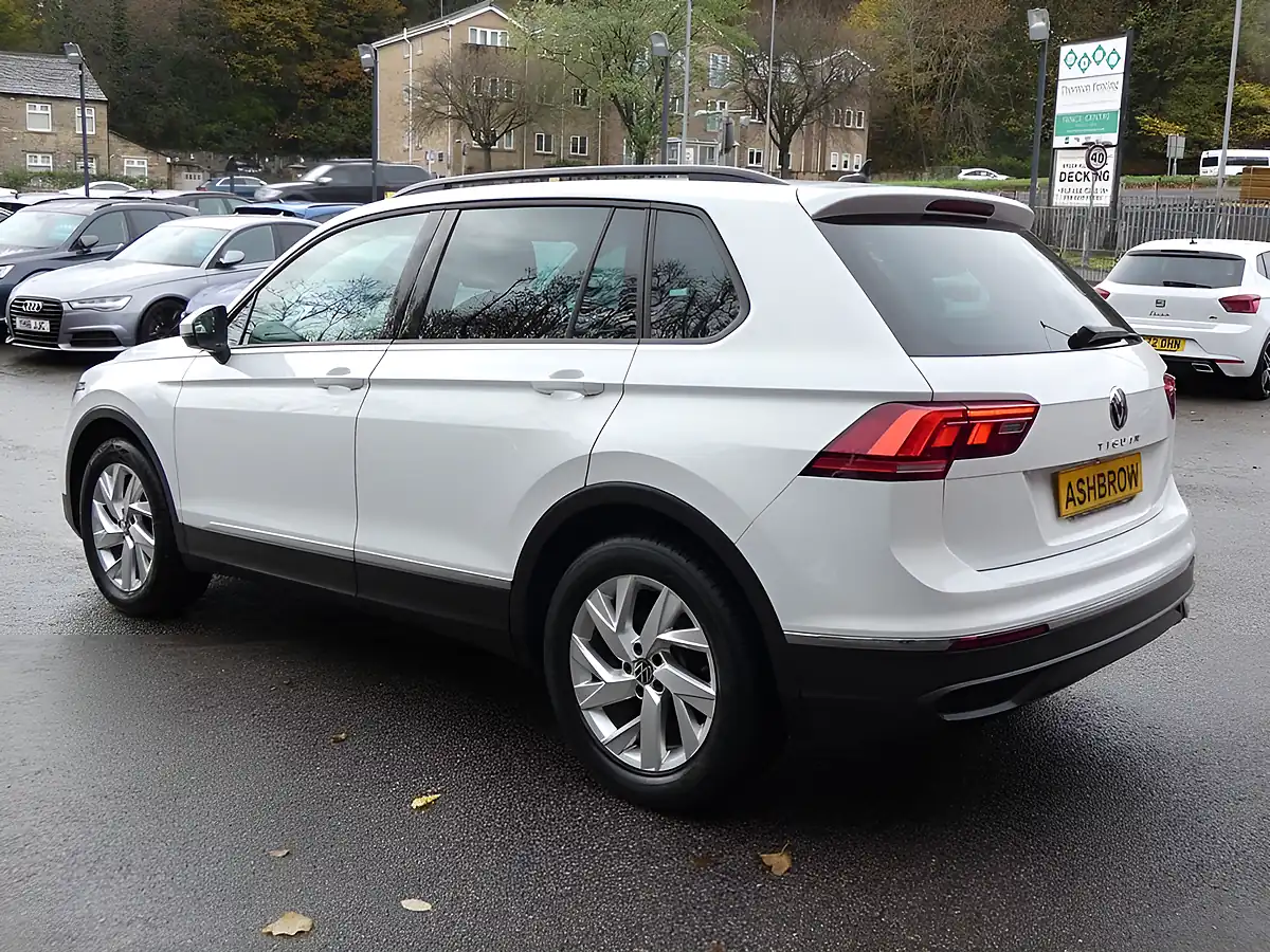 Used 2021 Volkswagen Tiguan Life Pure White - Interior and Exterior details 14