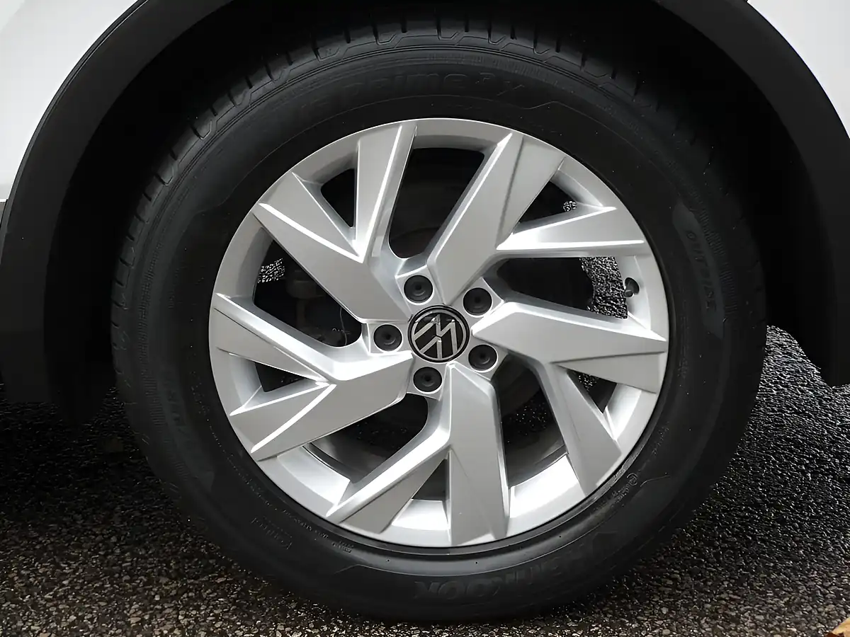 Used 2021 Volkswagen Tiguan Life Pure White - Interior and Exterior details 18