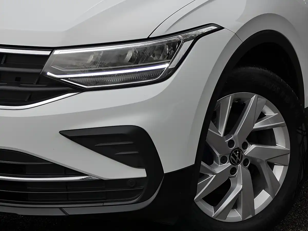Used 2021 Volkswagen Tiguan Life Pure White - Interior and Exterior details 9