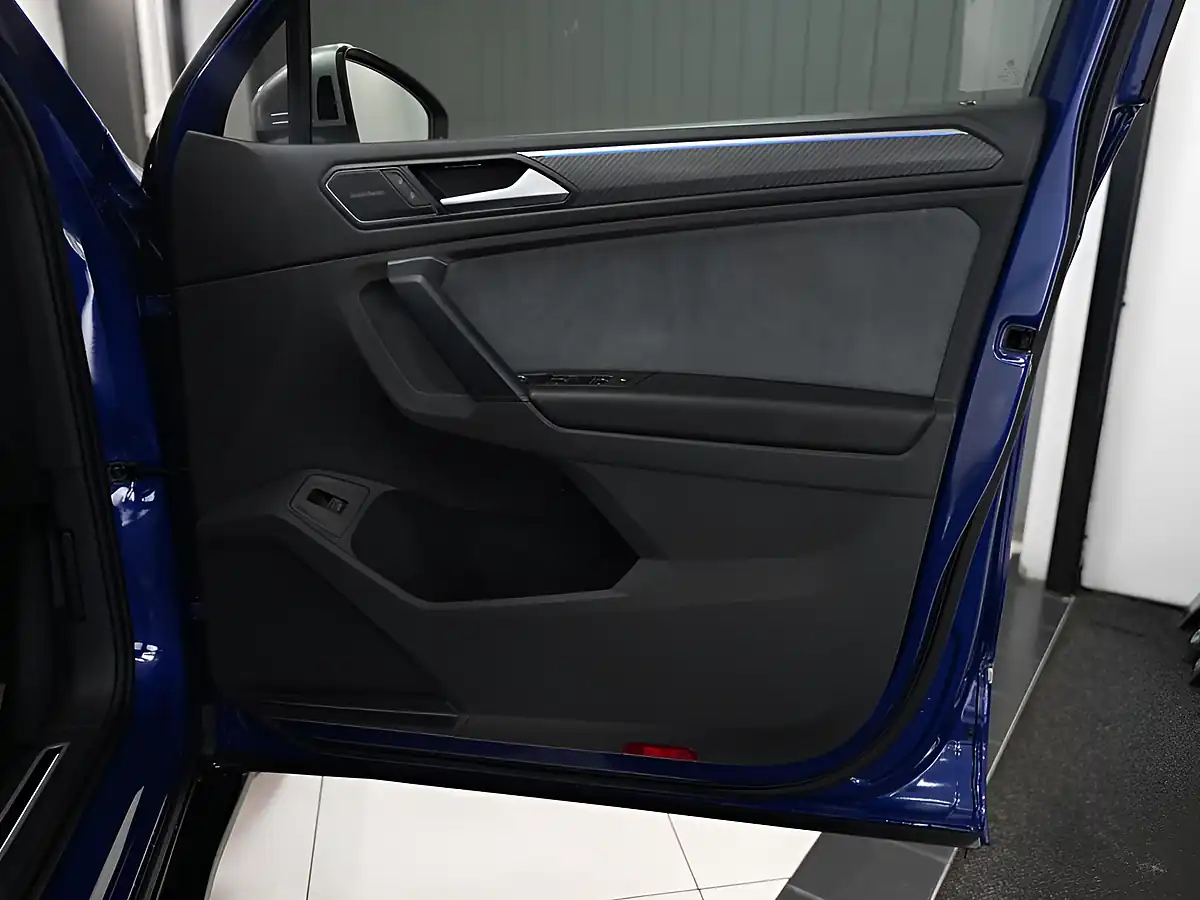 Used 2021 Volkswagen Tiguan R Lapiz Blue - Interior and Exterior details 11