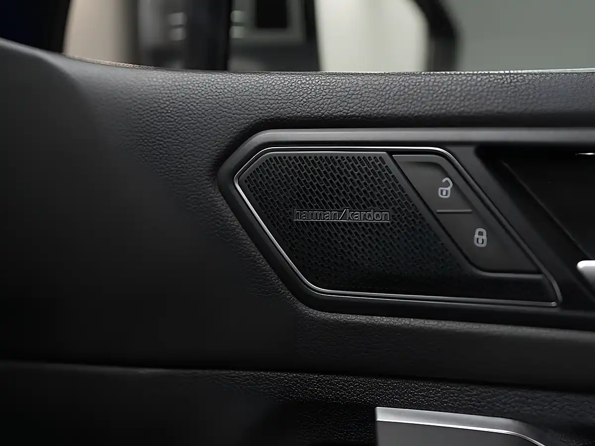Used 2021 Volkswagen Tiguan R Lapiz Blue - Interior and Exterior details 12