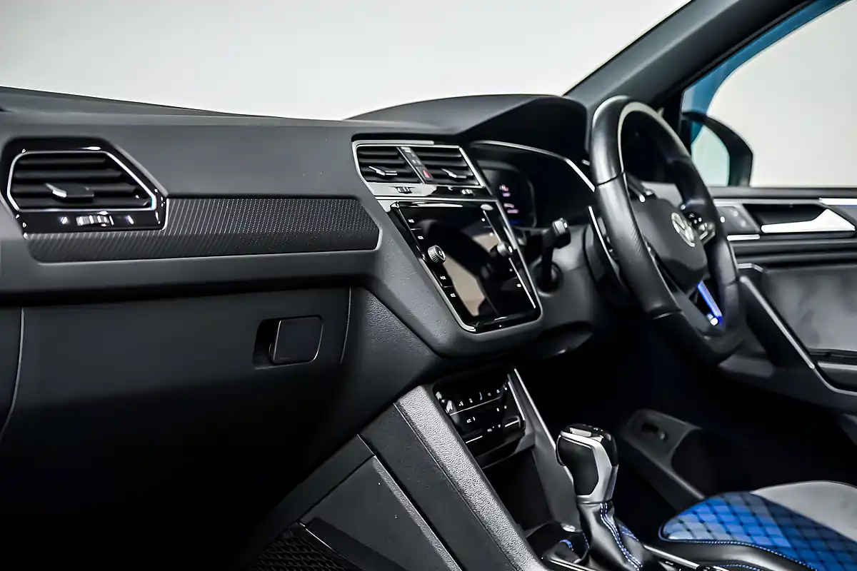 Used 2021 Volkswagen Tiguan R Lapiz Blue - Interior and Exterior details 19