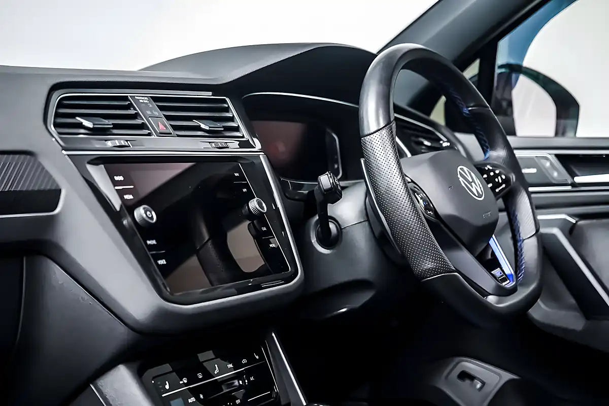 Used 2021 Volkswagen Tiguan R Lapiz Blue - Interior and Exterior details 20