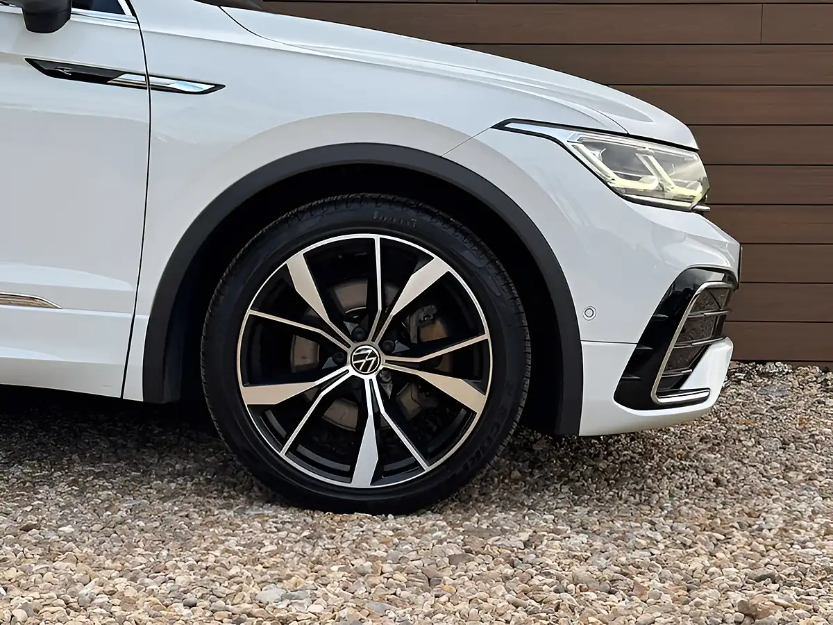 Used 2021 Volkswagen Tiguan R-Line Oryx White - Interior and Exterior details 9