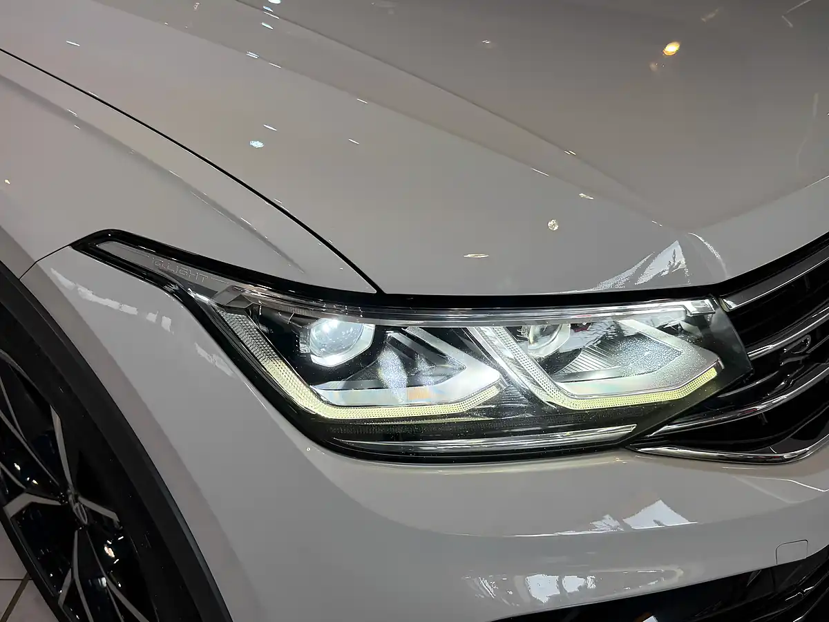 Used 2021 Volkswagen Tiguan R White - Interior and Exterior details 3