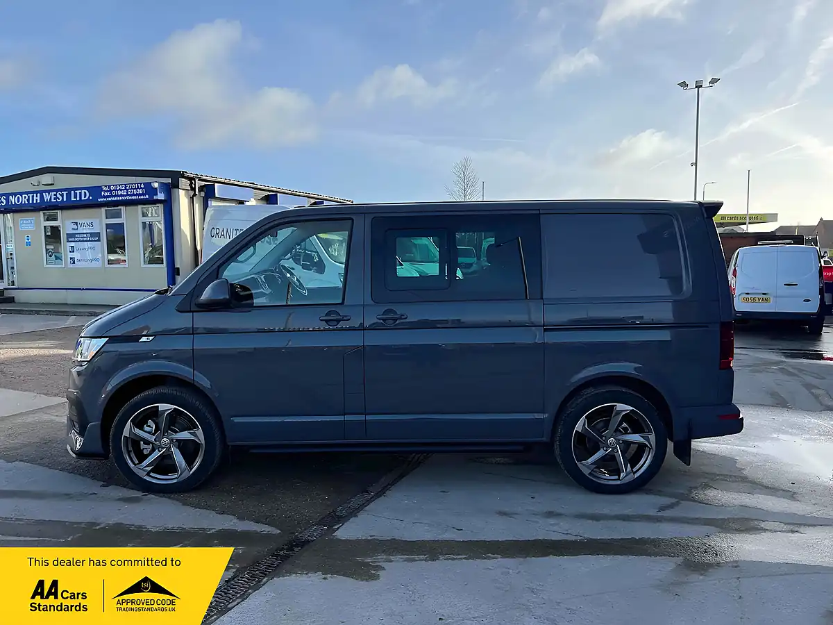 Used 2021 Volkswagen Transporter Highline Kombi Pure Grey - Interior and Exterior details 3