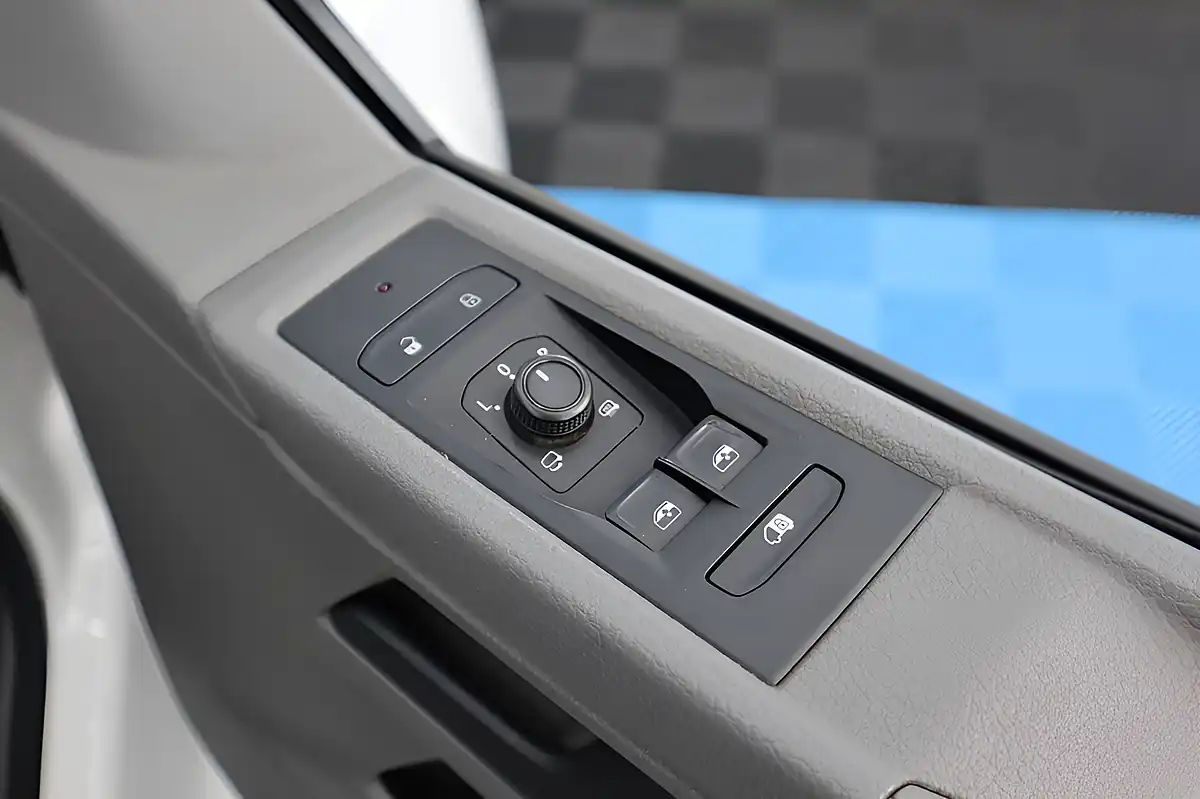 Used 2021 Volkswagen Transporter Highline White - Interior and Exterior details 17
