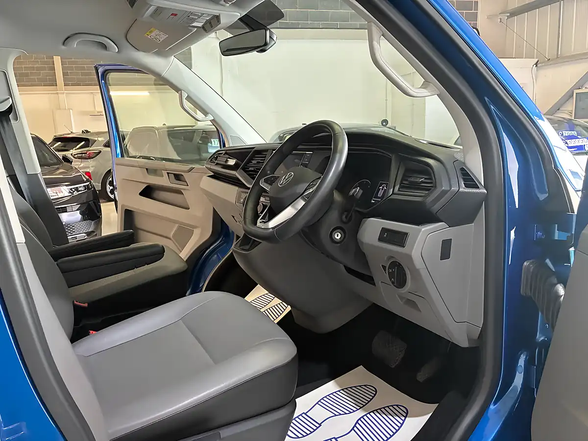 Used 2021 Volkswagen Transporter Shuttle Se Blue - Interior and Exterior details 17