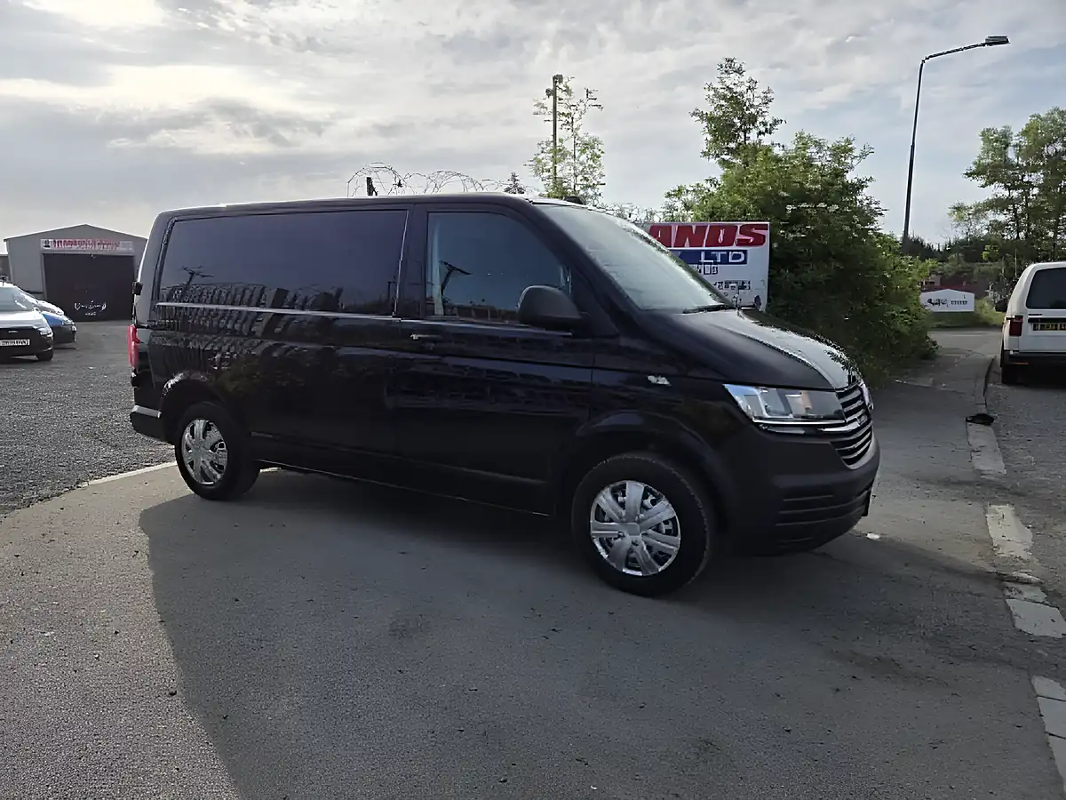 Used 2021 Volkswagen Transporter Startline Black - Front View