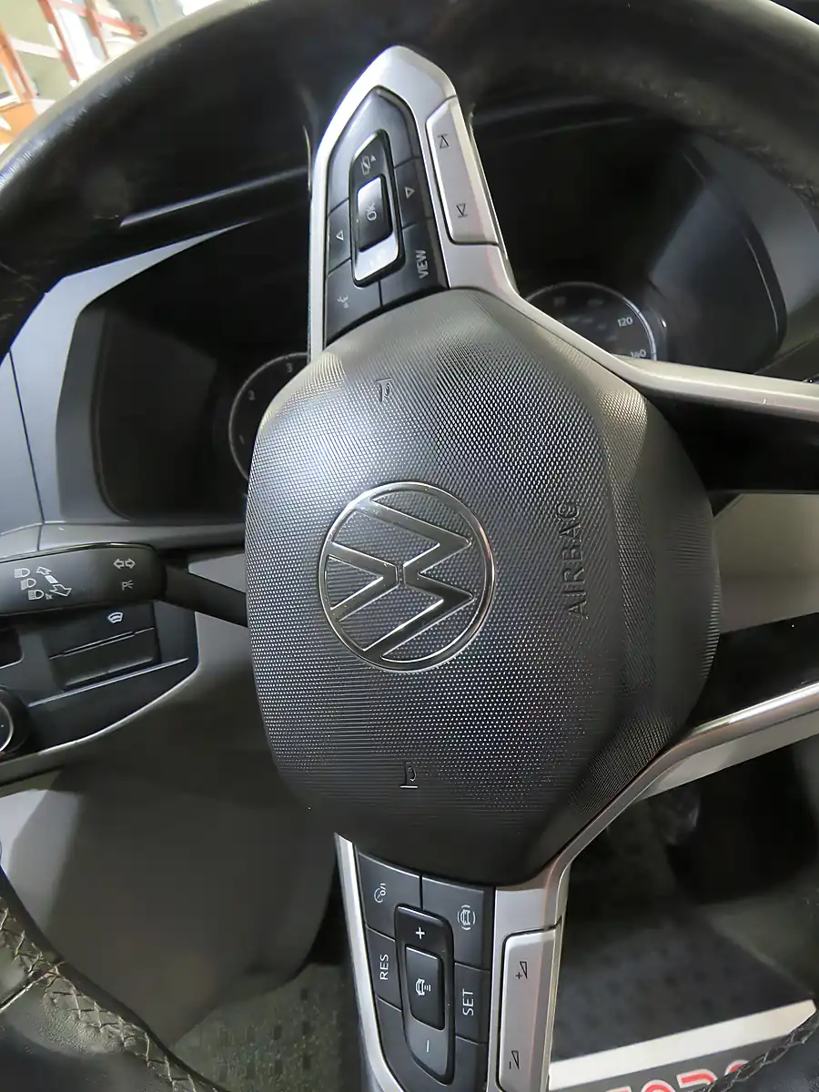 Used 2021 Volkswagen Transporter T30 H-Line Silver - Interior and Exterior details 10