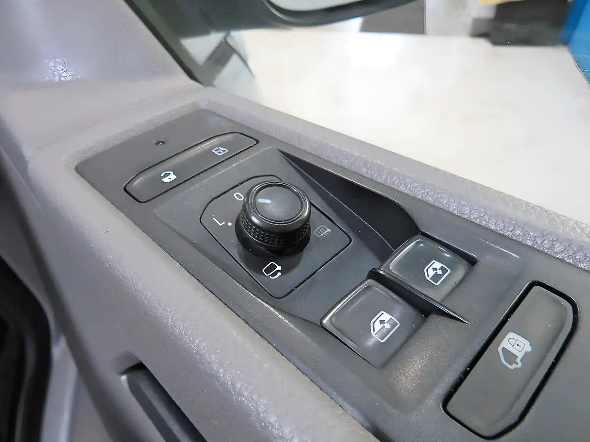 Used 2021 Volkswagen Transporter T30 H-Line Silver - Interior and Exterior details 8