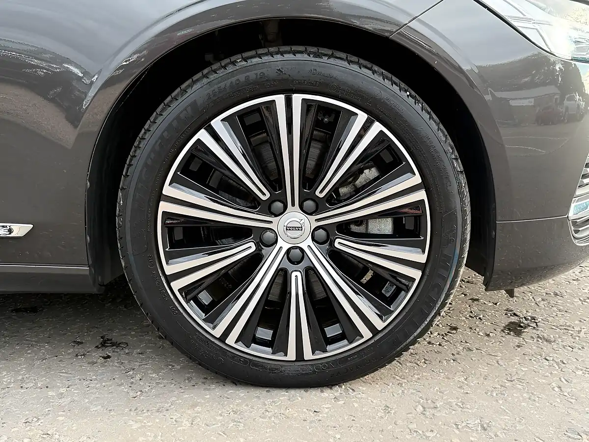 Used 2021 Volvo S90 Inscription Platinum Grey - Interior and Exterior details 12