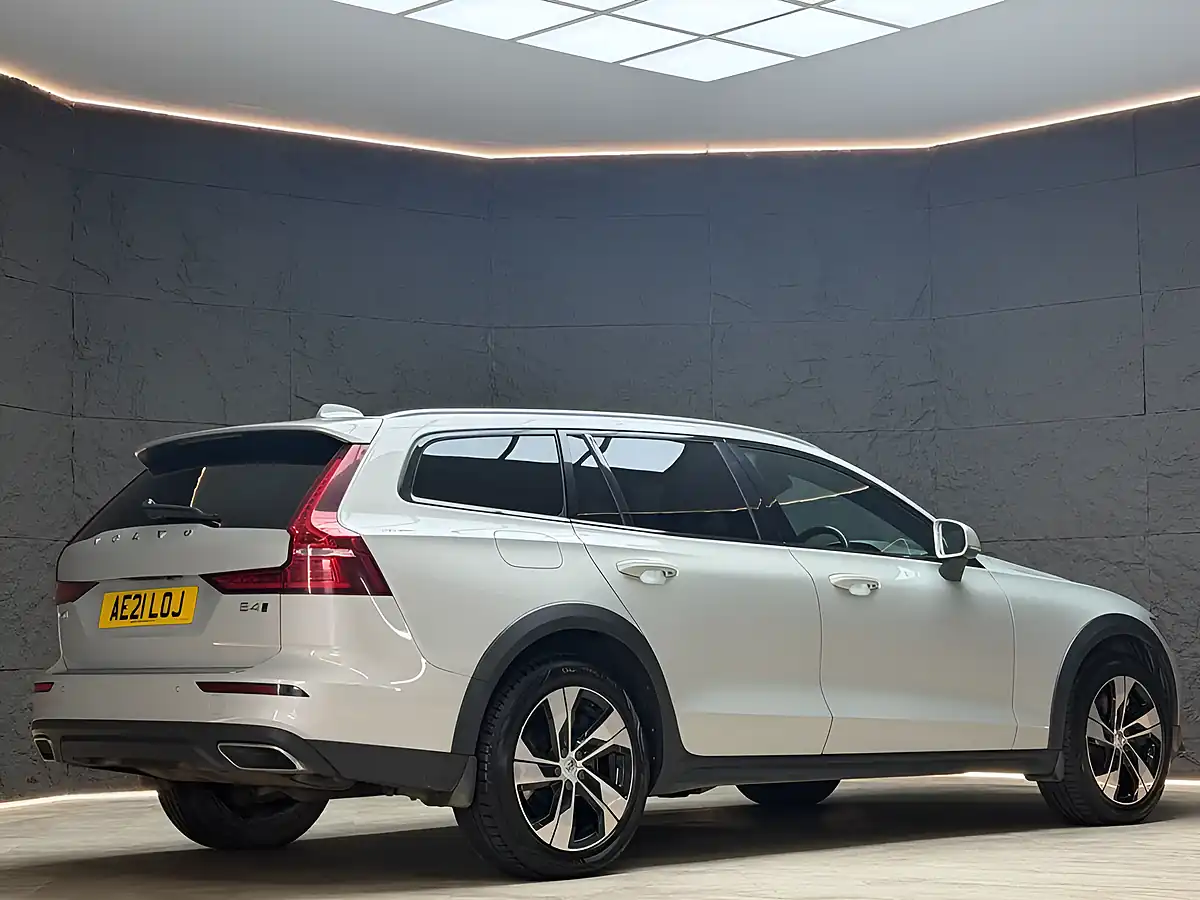 Used 2021 Volvo V60 Cross Country Gold - Interior and Exterior details 10