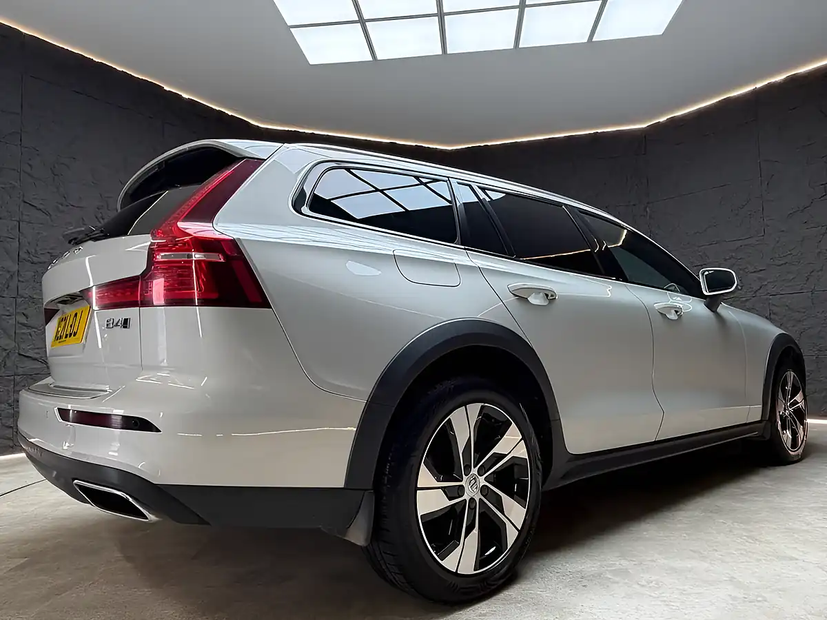 Used 2021 Volvo V60 Cross Country Gold - Interior and Exterior details 11