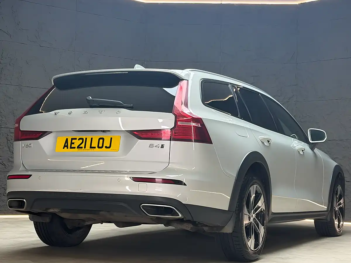 Used 2021 Volvo V60 Cross Country Gold - Interior and Exterior details 12