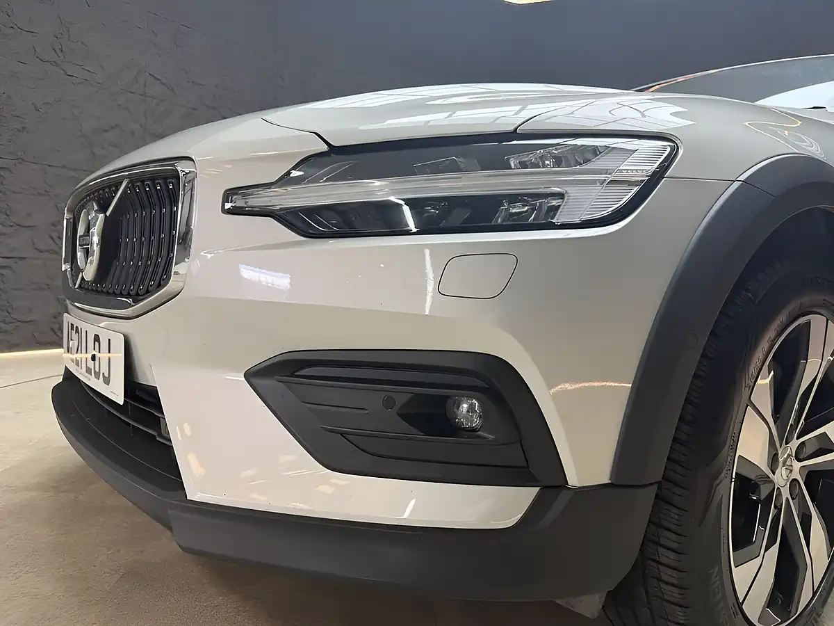 Used 2021 Volvo V60 Cross Country Gold - Interior and Exterior details 15