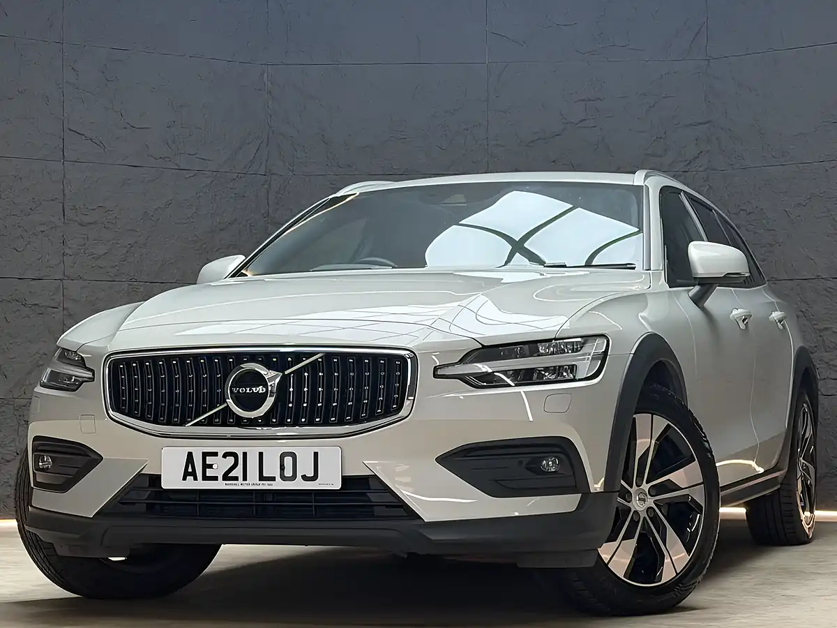 Used 2021 Volvo V60 Cross Country Gold - Interior and Exterior details 3
