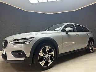 Used 2021 Volvo V60 Cross Country Gold - Interior and Exterior details 5