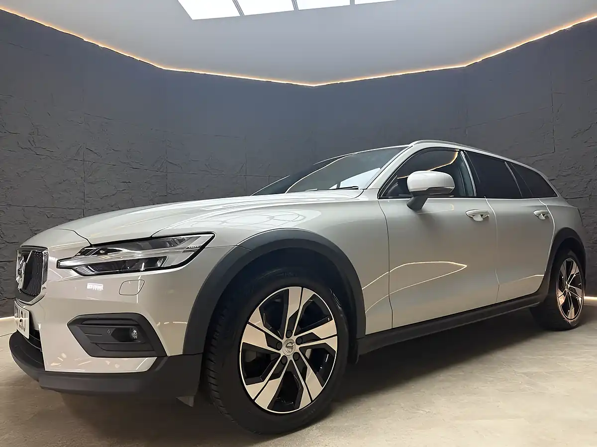 Used 2021 Volvo V60 Cross Country Gold - Interior and Exterior details 5