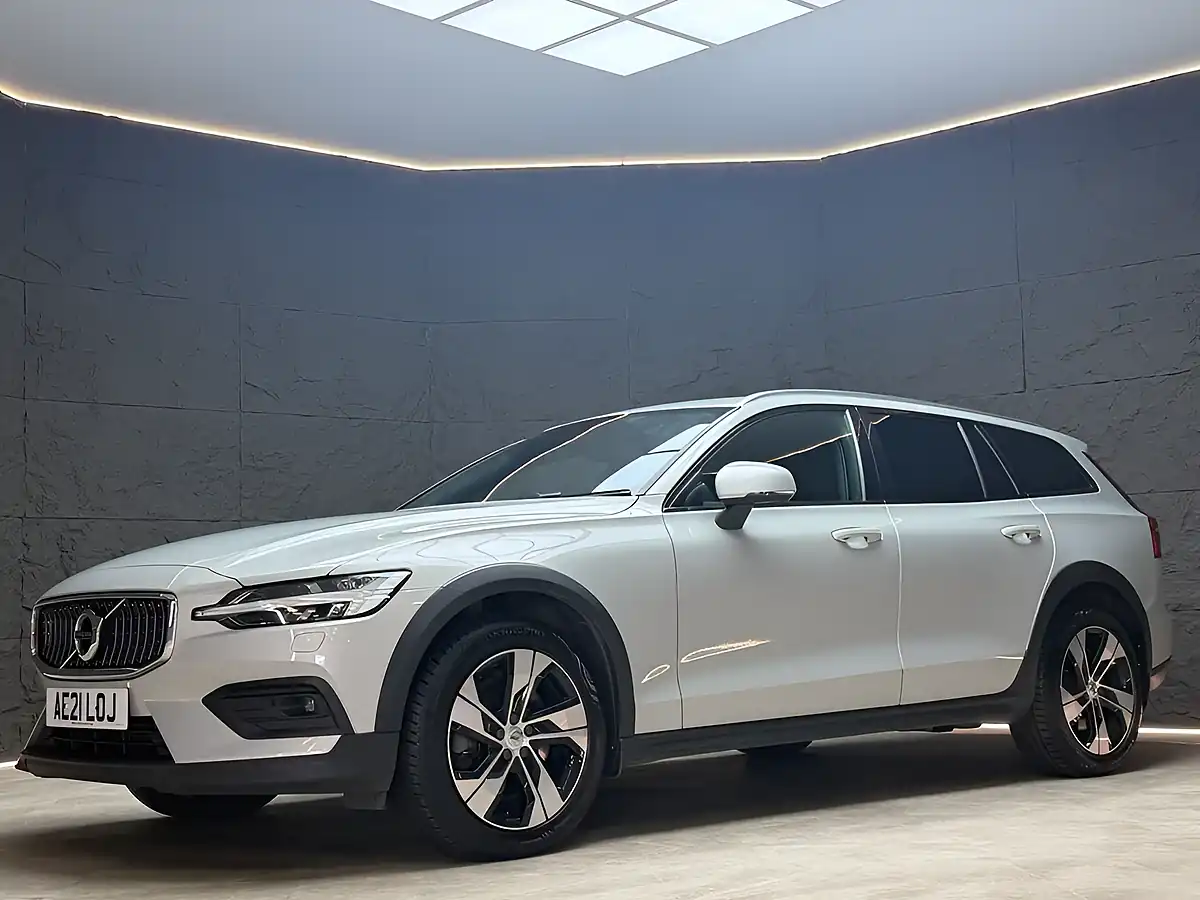 Used 2021 Volvo V60 Cross Country Gold - Interior and Exterior details 6