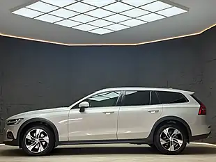Used 2021 Volvo V60 Cross Country Gold - Interior and Exterior details 7