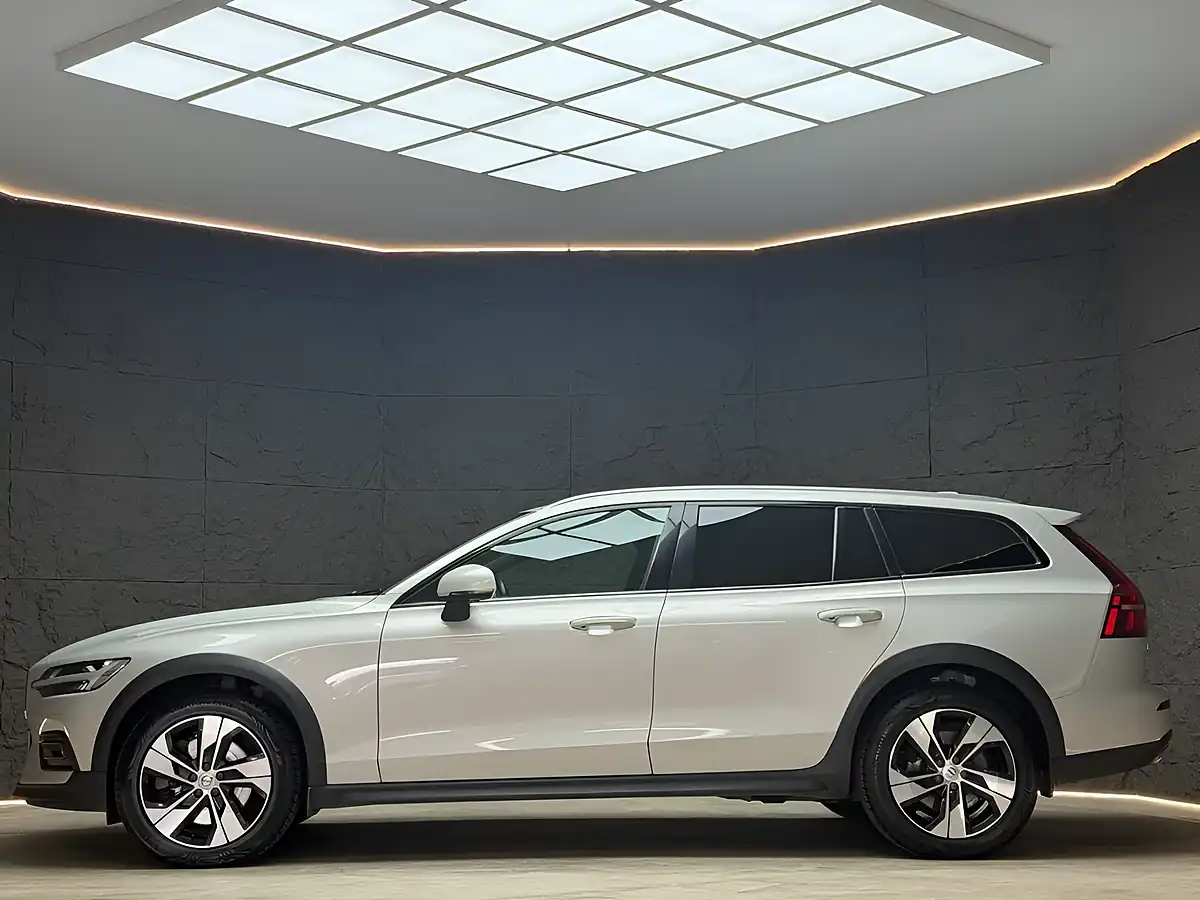 Used 2021 Volvo V60 Cross Country Gold - Interior and Exterior details 7