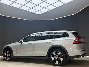 Used 2021 Volvo V60 Cross Country Gold - Interior and Exterior details 8