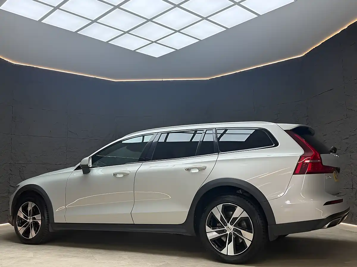 Used 2021 Volvo V60 Cross Country Gold - Interior and Exterior details 8
