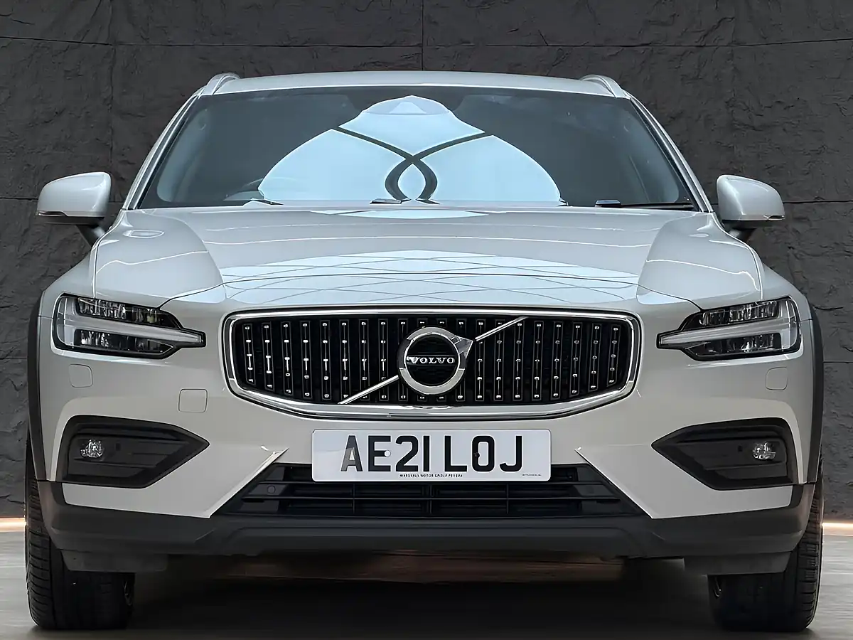 Used 2021 Volvo V60 Cross Country Gold - Interior and Exterior details 9