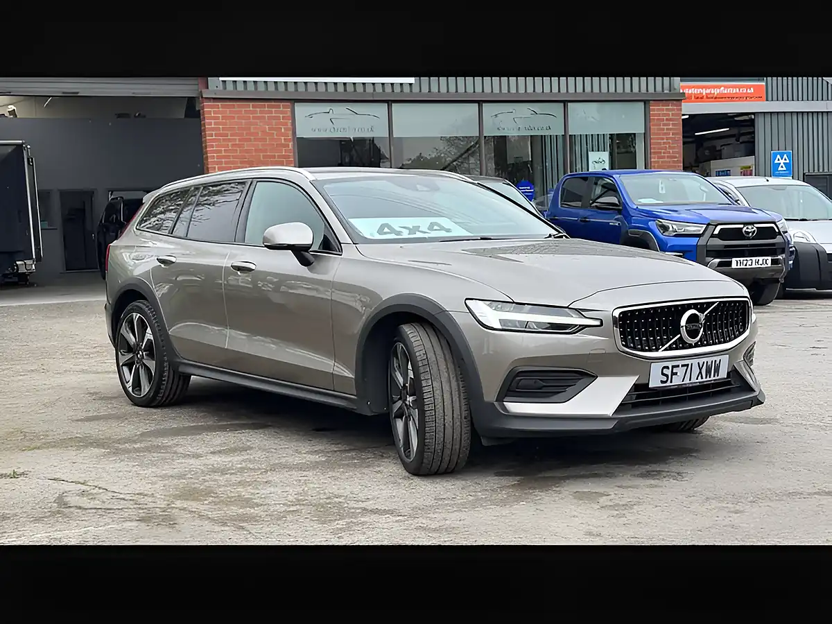 Used 2021 Volvo V60 Cross Country Pebble Grey - Interior and Exterior details 10