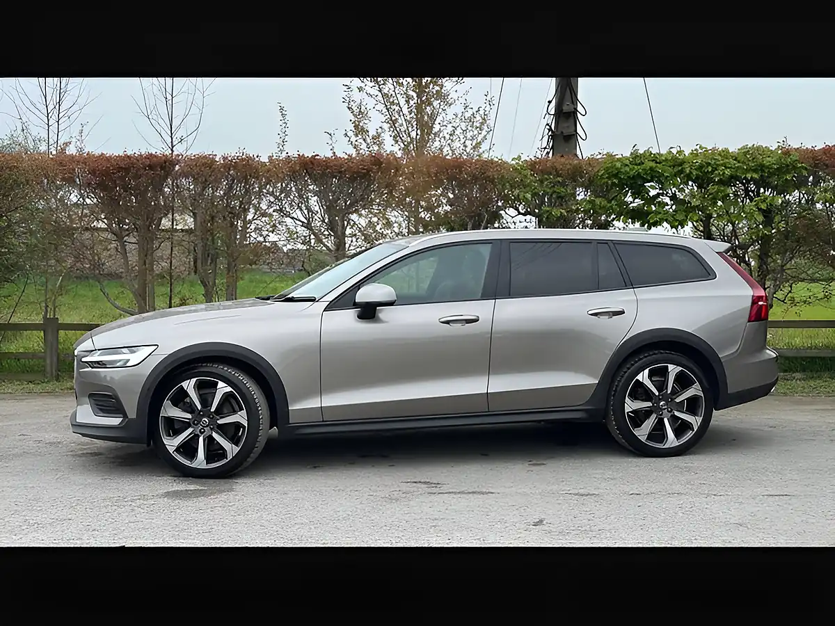 Used 2021 Volvo V60 Cross Country Pebble Grey - Interior and Exterior details 12