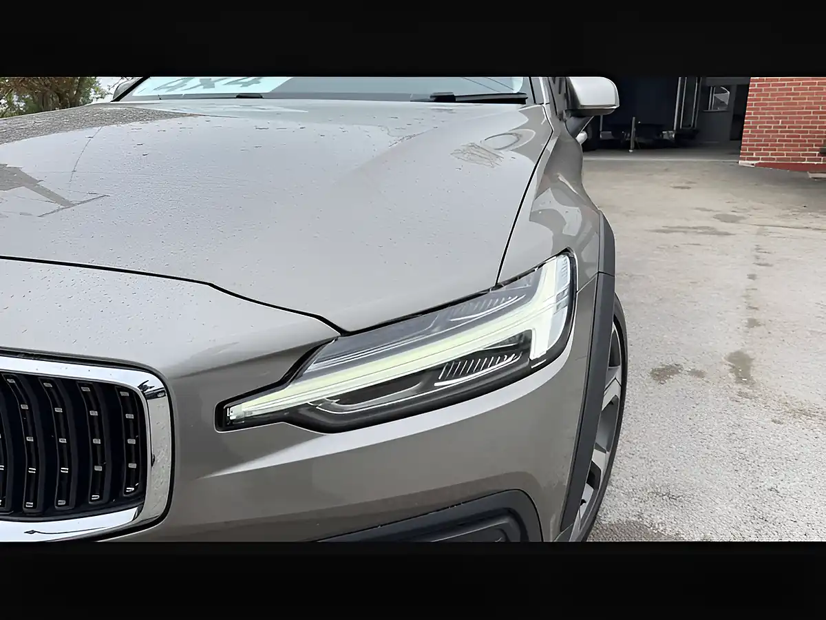 Used 2021 Volvo V60 Cross Country Pebble Grey - Interior and Exterior details 19