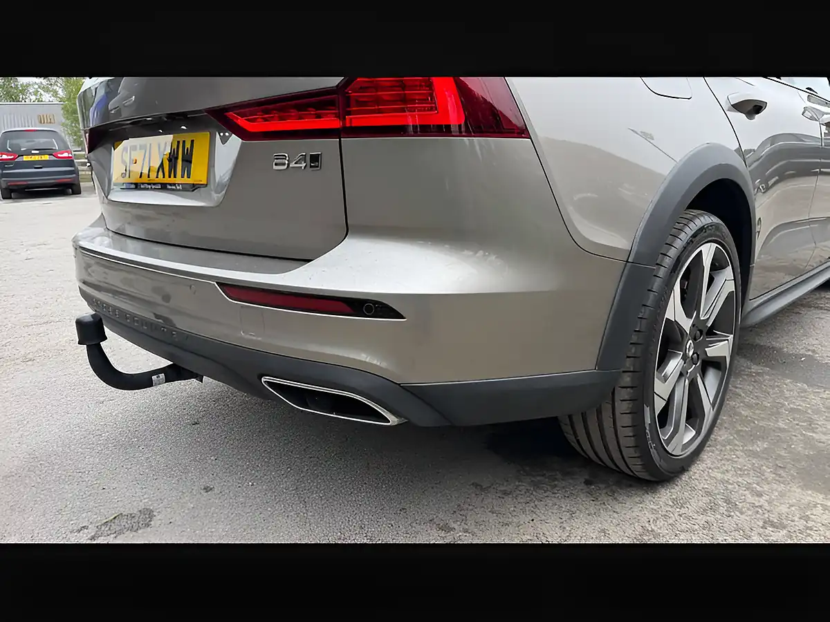 Used 2021 Volvo V60 Cross Country Pebble Grey - Interior and Exterior details 4