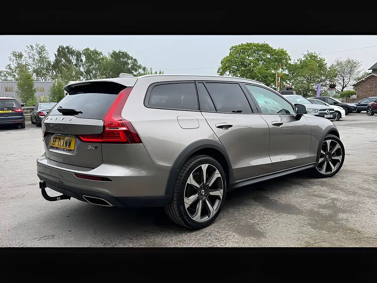 Used 2021 Volvo V60 Cross Country Pebble Grey - Interior and Exterior details 5