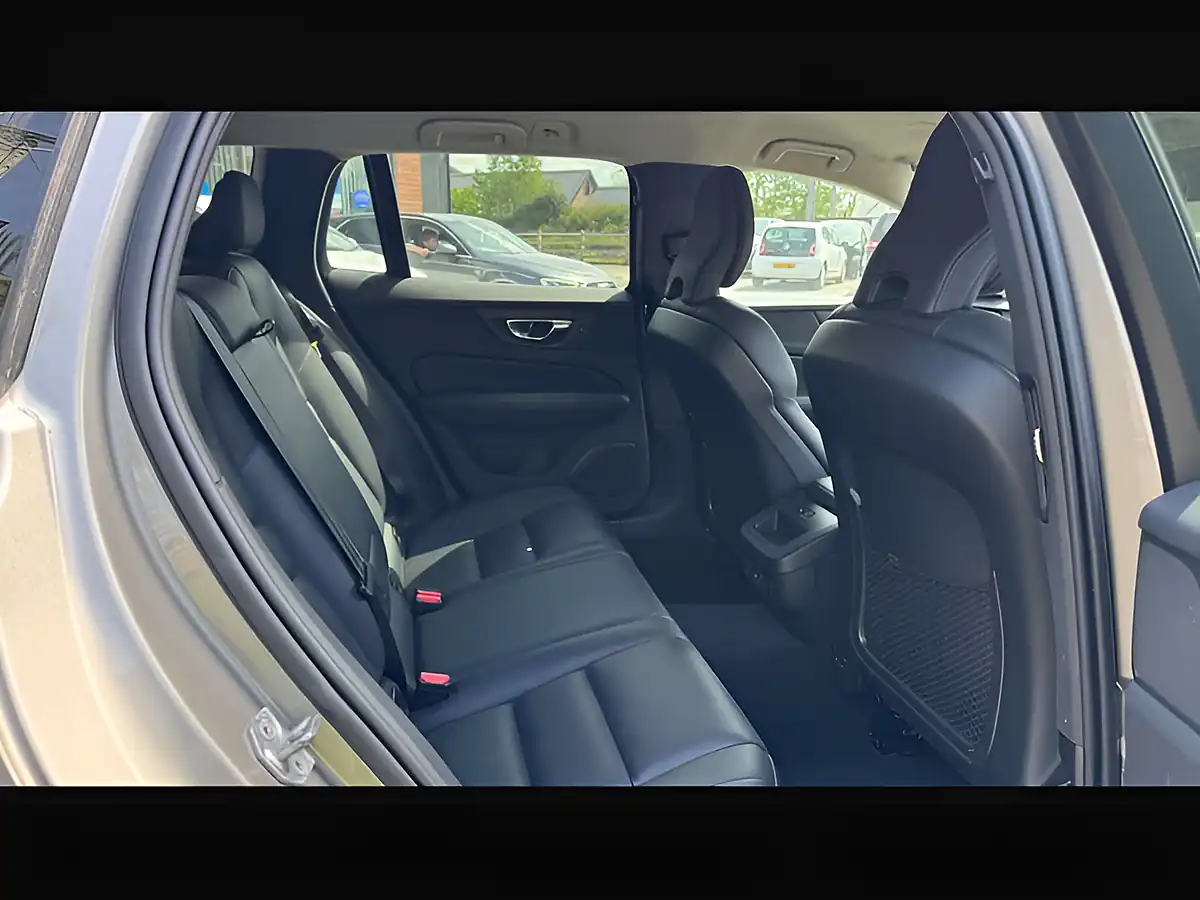 Used 2021 Volvo V60 Cross Country Pebble Grey - Interior and Exterior details 8